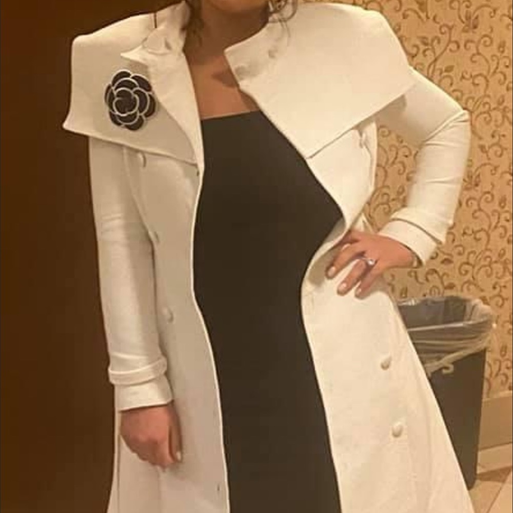 Beautiful trenchcoat flower pin not included